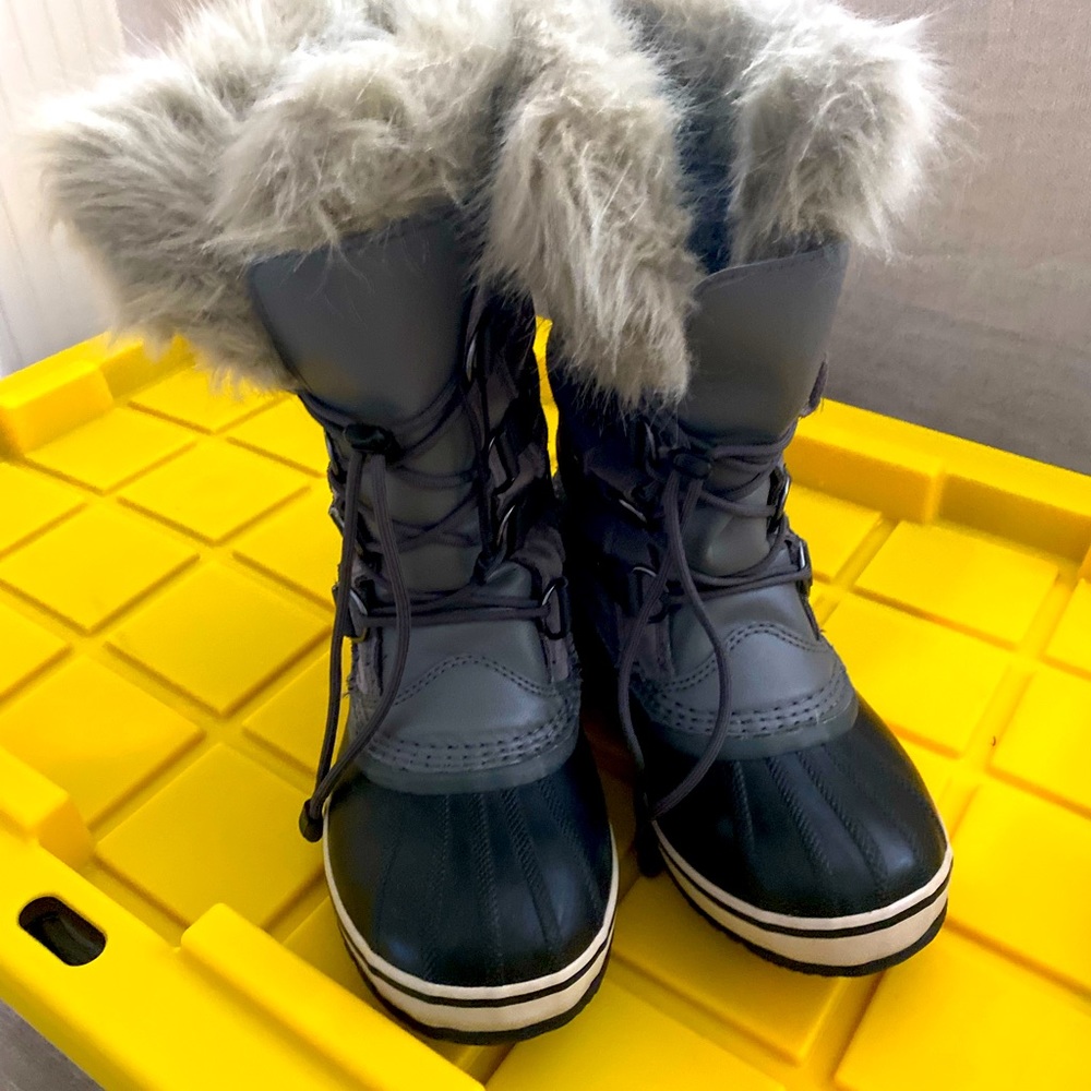 Youth Joan of Arc snow boots, gently used, waterproof, very warm! Grey tones